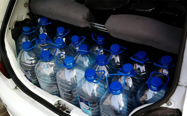 5 литровые бутылки с водой в багажнике